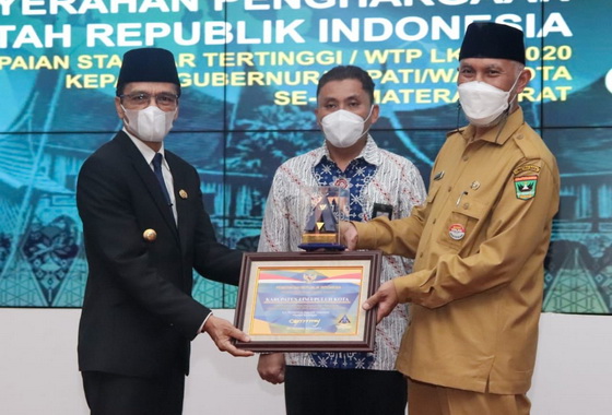 Bupati Safaruddin saat menerima penghargaan WTP dari Gubernur Sumbar.