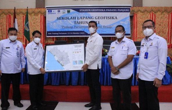 Deputi Inskalrekkarkom BMKG RI Dr. Suko Prayitno Adi, M.Si dan Sekdakab Padang Pariaman Rudy Repenaldi Rilis memamerkan peta rawan Tsunami Padang Pariaman.