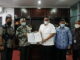Foto bersama usai penandatanganan berita acara kesepakatan batas daerah.