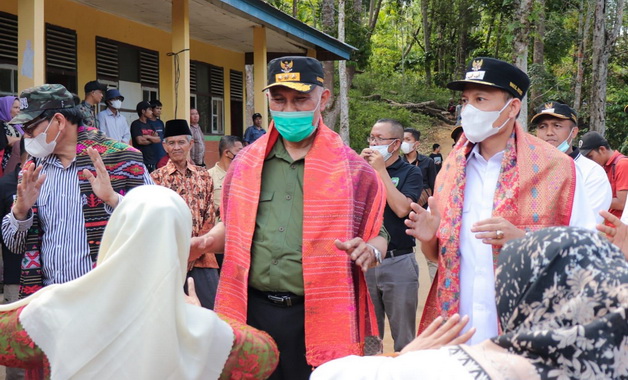 Gubernur Mahyeldi dan Wabub Sabar AS saat mengunjungi Simamonen.