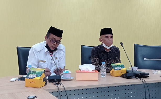 H. Bakri, SH (kanan) tengah memberikan klarifikasi didampingi Sekwan.