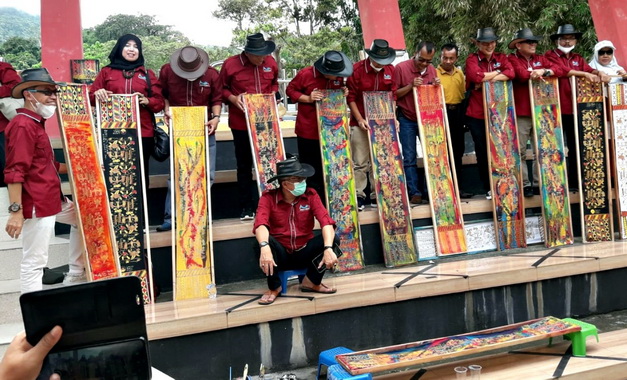 Kadis Pariwisata se-Sumbar, peragakan hasil karya batiknya di Amphitheater PDIKM Padang Panjang.