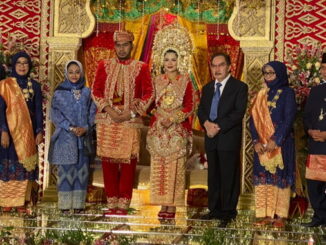Kedua pengantin bersama mantan Kajati Sumbar dn Ketua KPK Antasari Azhar.