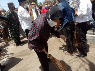 Mensos menyapu di kompleks Makam Syekh Burhanuddin.