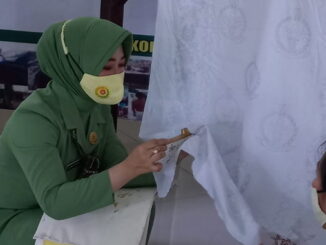 Ny. Dian Febi Adrianto saat membatik.