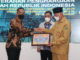 Penerimaan piagam penghragaan Opini WTP dari Gubernur Sumbar.