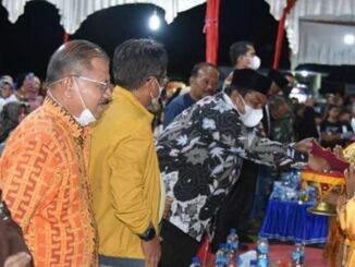 Penyambutan bupati Suhatri Bur dengan sirih di cerana.