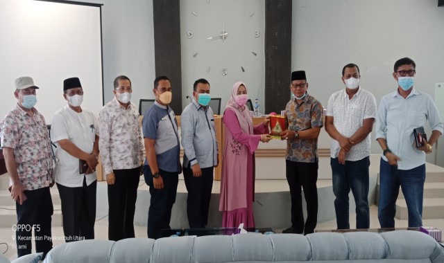 Rombongan DPRD Kabupaten Bengkali bersama Kadis Tenaga Kerja dan Perindustrian Payakumbuh saling tukar cendramata.