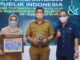 Sekdako, Walikota dan Sekretaris BPKAD Kota Sawahlunto saat menerima piagam dari Kepala Kanwil Ditjen Perbandaharaan Sumbar.