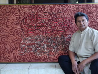 Syaiful Adnan dan Karyanya yang memenangkan lomba lomba kaligrafi Islam Batik Nasional tahun 2021.