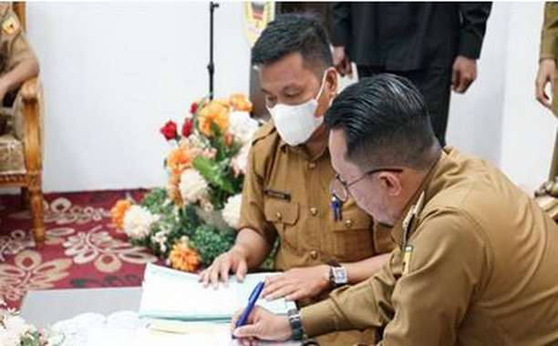 Bupati Eka Putra menandatangani SK PKKPR.