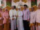 Usai jadi saksi nikah, kedua keluarga menpelai foto bersama dengan Erwin Yunaz.