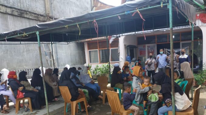 Vaksinasi covid-19 sapu jagat di halaman kantor Kelurahan Parit Rantang.