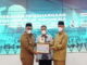 Wakil Bupati Tanah Datar Ricci Arpian Menerima Plakat Dari Gubernur Sumbar