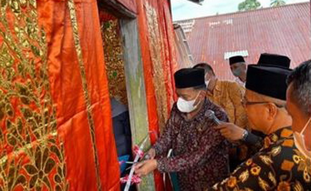 Wabup Padang Pariaman Rahmang menggunting pita menandai peresmian balairung adat Nagari Tandikek.