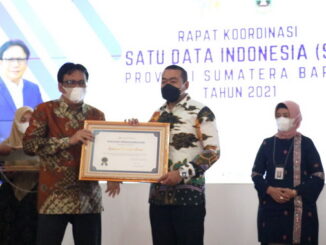 Wagub Audy Joinaldy menerima piagam penghargaan dari BPS RI.