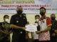 Wagub Audy Joinaldy menyerahkan bonus spontan kepada atlet PON Sumbar.