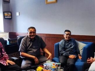 Zarfi Desonbersama tokoh masyaraka Pessel lainnya.