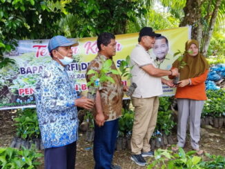 Zarfi Deson menyerahkan bibit kopi.