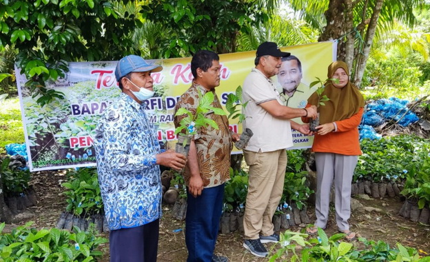 Zarfi Deson menyerahkan bibit kopi.