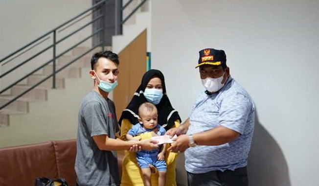 Bupati Padang Pariaman Suhatri Bur menyerahkan bantuan dana kepada orang tua Ayu Hartini (ibu Akhtar Qabeel Alfarezi) sebesar enam juta rupiah.