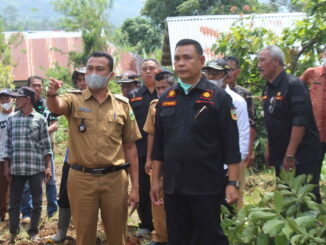 Bupati Epyardi Asda bersama camat dan masyarakat Sirukam.