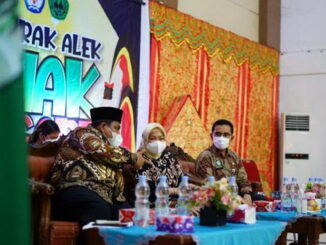 Bupati Padang Pariaman Suhatri Bur menjelaskan kepada Dr. Diah Natalisa, MBA maksud dan tujuan serta materi kegiatan Sumarak Alek Nagari Padang Pariaman.