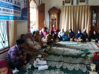 Anggota DPRD Kota Padang saat memaparkan tujuan reses dan menampung aspirasi warga Koto Lalang.