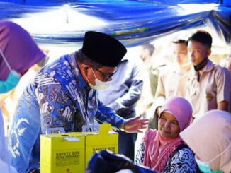 Bupati Padang Pariaman Suhatri Bur memberi semangat kepada warga.