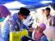 Bupati Padang Pariaman Suhatri Bur memberi semangat kepada warga.