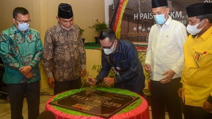 Bupati Eka Putra menandatngani prasasti peresmian gedung IKTAB Dumai.