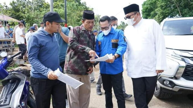 Bupati Eka Putra saat mengunjingi batas Kab Tanah Datar dengan Kab. Solok.