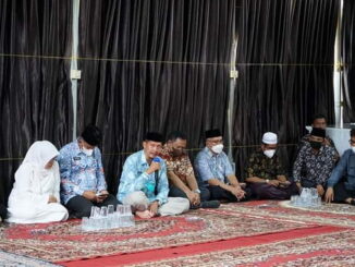 Bupati Eka Putra saat takziah.
