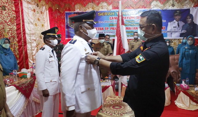 Bupati Epyardi Asda saat memasangkan pin kepada camat yang baru.