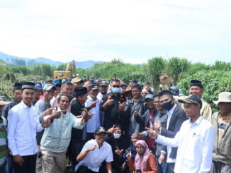 Bupati Epyardi bersama masyarakat Lipek Pageh.