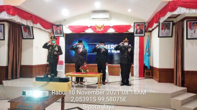 Dandim Mentawai saat mengikuti upacara secara virtual.