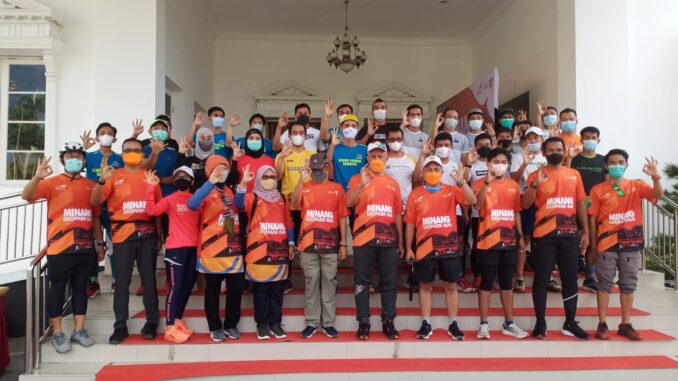 Gubernur Mahteldi bersama peserta marathon.