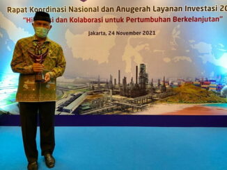 Gubernur Mahyeldi dengan tropi penghargaan yang diraih.