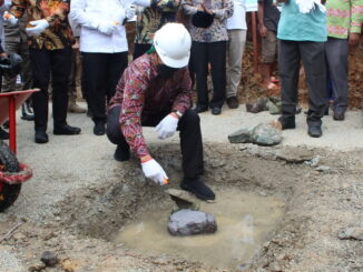 Peletakan batu pertama pembangunan Masjid H.Alisma Alius di Nagari Batang Barus Kecamatan Gunung Talang.