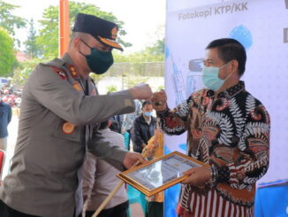 Kadis Kesehatan Payakumbuh saat menerima piagam penghargaan dari Kapolda Sumbar.