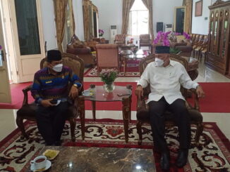 Kadis Pertanian bersama gubernur Mahyeldi.