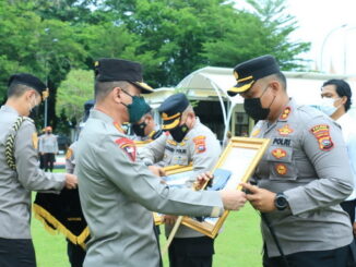 Kapolda Sumatera Barat, Irjen.Pol.Teddy Minahasa Putra menyerahkan Penghargaan Terbaik I dalam Sumdarsin Tahap II pada Kapolres Sijunjung.
