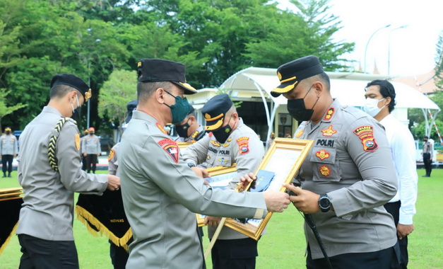 Kapolda Sumatera Barat, Irjen.Pol.Teddy Minahasa Putra menyerahkan Penghargaan Terbaik I dalam Sumdarsin Tahap II pada Kapolres Sijunjung.