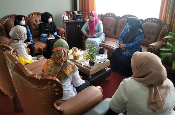 Kedatangan Instruktur Kejuruan Manufaktur Balai Besar Pengembangan Latihan Kerja (BBPLK) Medan Noni Novita Sitepu A.Md di kantor Disnakerin.
