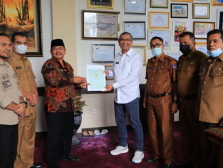 Kepala BPN Payakumbuh serahkan dua persil sertifikat tanah aset Pemko Payakumbuh kepada Wako Riza Falepi.