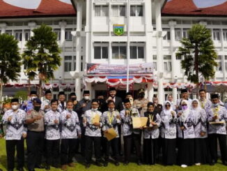 Kontingen PGRI Tanah Datar bersama Waliota Padang Pajang Fadly Amran.