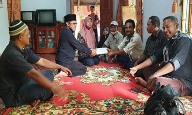 Ketua KWRI Tanah Datar Bonar Suryawinata menyerahkan Donasi Kepada Keluarga Farhan