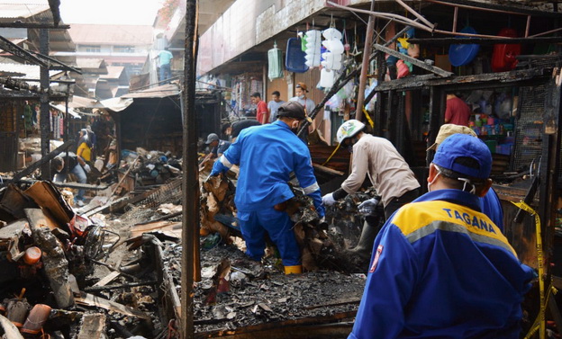 Pembersihan lokasi kebakaran di Pasar Bawah Bukittinggi.