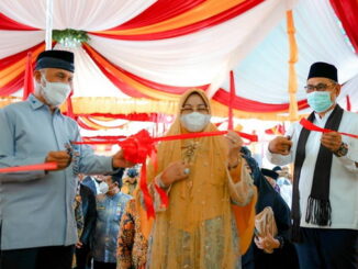 Pemotongan pita tanda pesesmian.