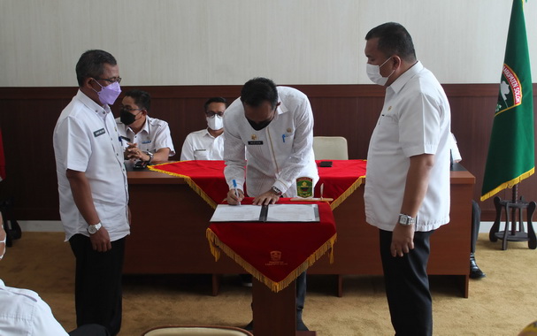 Penandatangan berita acara sertijab.